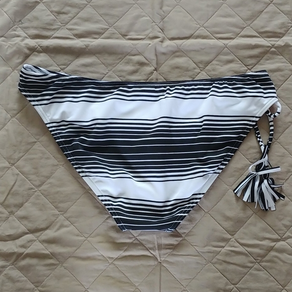 4/$20๐ Roxy bikini bottom - Picture 4 of 5